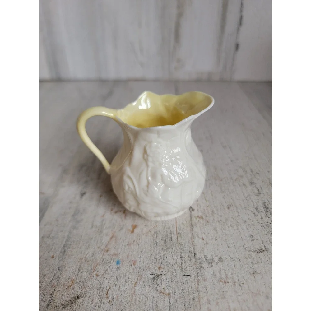 Belleek Ireland‎ mini off-white creamer scalloped luster kitchen home